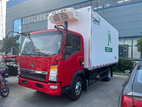 4x2 HOWO Refrigerator Truck